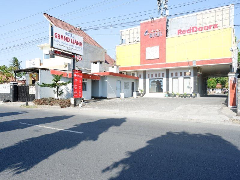 RedDoorz Plus near Stadion Wijaya Kusuma Cilacap Bagian luar foto