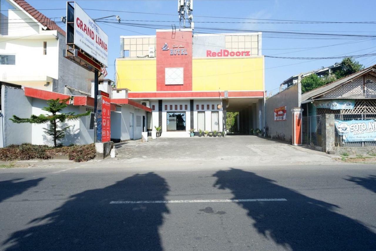 RedDoorz Plus near Stadion Wijaya Kusuma Cilacap Bagian luar foto